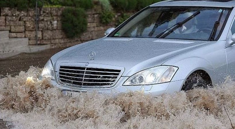 Šta je neophodno učiniti kada vam voda poplavi automobil?