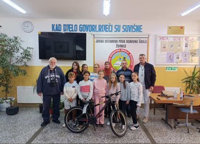 BIHAMK poklonio bicikl „Prvoj osnovnoj školi“ Živinice
